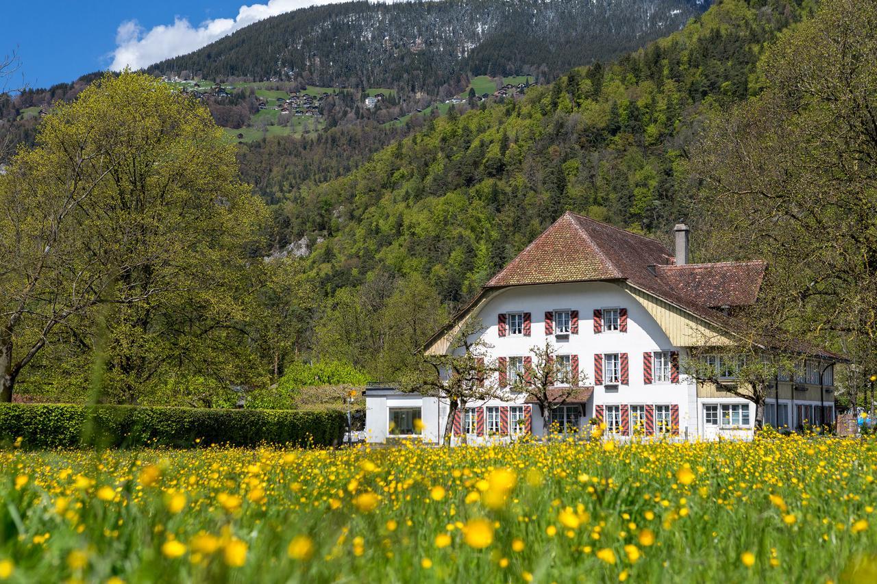 Neuhaus Golf- & Strandhotel Unterseen Extérieur photo